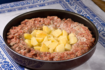 Minced meat pie with potatoes