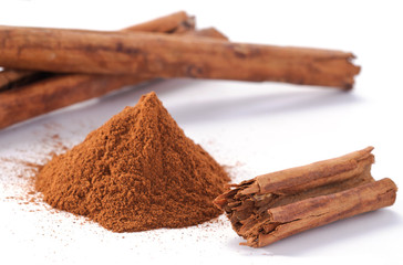 Cannella in polvere e bastoncini