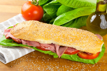 Sandwich roast beff, lettuce and tomatoes
