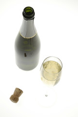 Copa de cava junto a botella