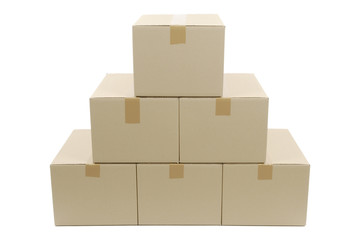 Cajas de embalaje apiladas en forma de piámide