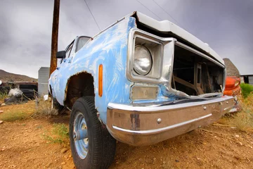  Groothoekopname van de voorkant van een oude auto © SNEHIT PHOTO