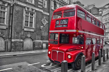 Peel and stick wall murals Red, black, white Photo d'un bus rouge vintage à impériale typique à Londres (UK)