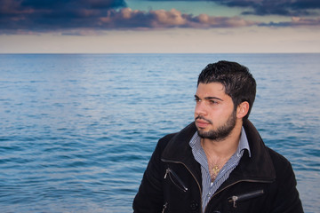 Ragazzo in camicia sulla spiaggia al mare