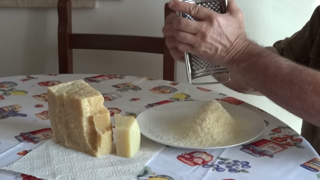 grattuggiare il parmigiano