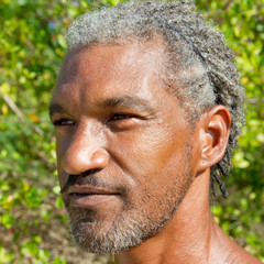 Ein Mann aus der Karibik mit dunkler Hautfarbe