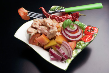 Insalatona: tonno, pomodori e cipolla di Tropea