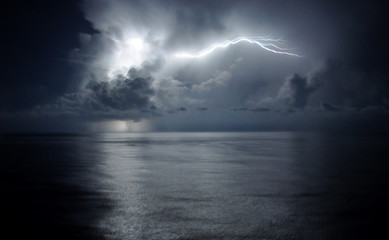 Fototapeta na wymiar Błyskawica w chmurze nad oceanem