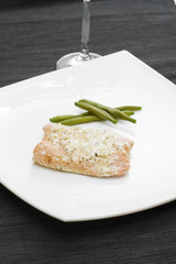 Piatto di salmone con aromi e fagiolini