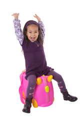 vive les vacances, enfant assise sur valise rose
