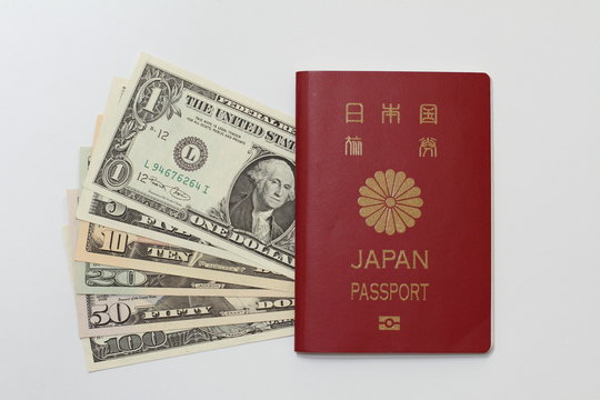 パスポートとアメリカドル