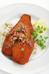 Paniertes Schollenfilet mit Specksauce