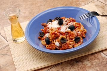 ANELLETTI AL FORNO CON OLIVE E VINO DUE