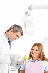 Zahnarzt empfielt Frau einen Apfel