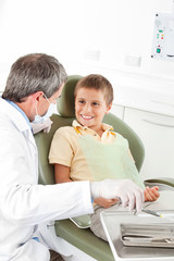 Lachendes Kind beim Zahnarzt