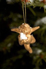 goldener Engel am verschneiten Weihnachtsbaum