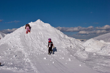 Fototapeta na wymiar Monte Baldo, bambini giocano sulla neve