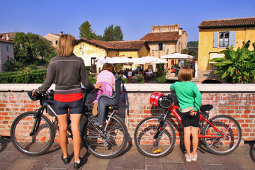 Famiglia di ciclisti a Borghetto di Valeggio