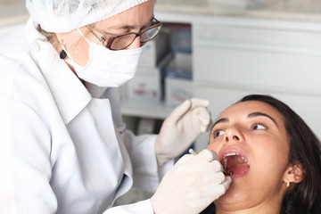 Patientin mit offenem Mund während Zahnkontrolle