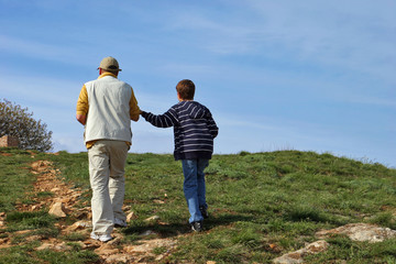 Obraz na płótnie Canvas Człowiek i młody chłopak spaceru