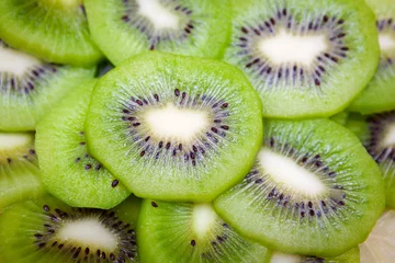 Tuinposter Fruit van een kiwi gesneden voor een ontbijt © lexuss