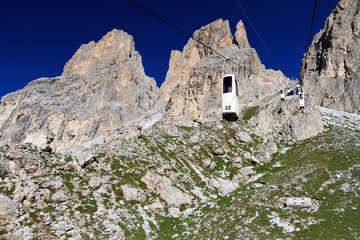 Fototapeta premium cabinovia sulle Dolomiti - cableway on Dolomites