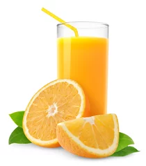 Keuken foto achterwand Sap Geïsoleerd drankje. Glas sinaasappelsap en plakjes oranje fruit geïsoleerd op een witte achtergrond