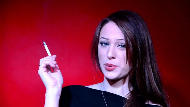 Girl smoking in a disco Ragazza che fuma in discoteca