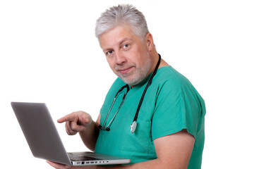 chirug zeigt auf seinlaptop