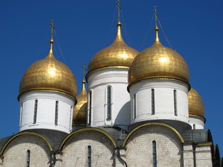 Fototapeta na wymiar Kuppeln der Mariä Himmelfahrtskathedrale, Kreml, Moskau