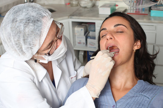Patientin mit offenem Mund während Zahnkontrolle