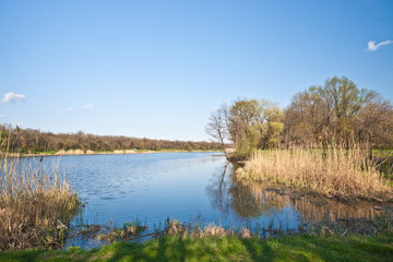 Fototapeta na wymiar Krajobraz z jeziorem