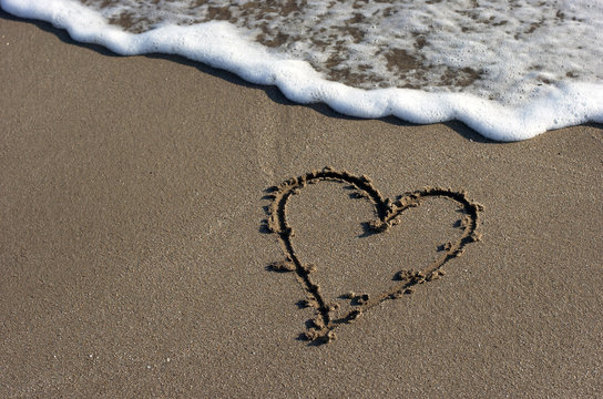 Corazón, arena de la playa, orilla del mar