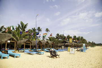 Liegestühle am Strand von Hikkaduwa, Sri Lanka
