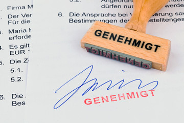 Holzstempel auf Dokument: Genehmigt