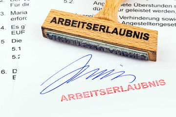 Holzstempel auf Dokument: Arbeitserlaubnis