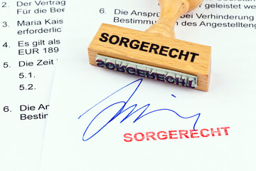 Holzstempel auf Dokument: Sorgerecht