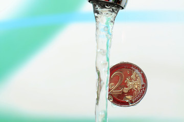 Wasserhahn und Geld