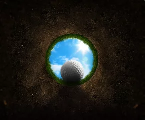 Photo sur Aluminium Golf Balle de golf tombant dans la tasse