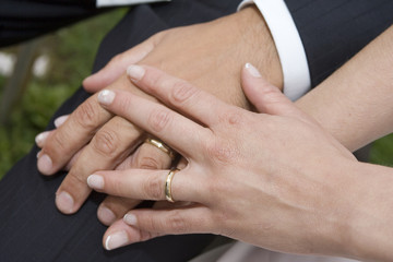 matrimonio mani con anelli
