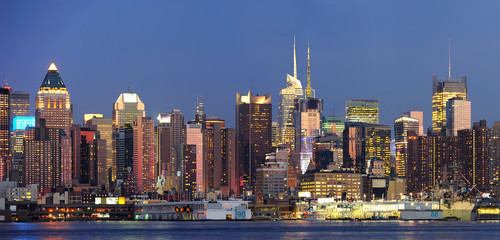 Fototapeta na wymiar New York City Manhattan at dusk