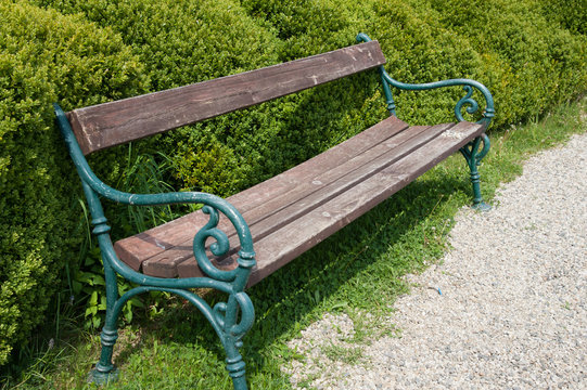 Parkbank im Sommer