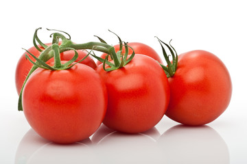 saftige Tomaten mit Tropfen isoliert vor weissem Hintergrund