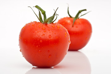 zwei Tomaten mit Tropfen isoliert vor weissem Hintergrund