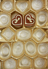 zwei Herzen in einer leeren Pralinenschachtel