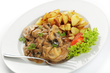 Jägerschnitzel mit Bratkartoffeln