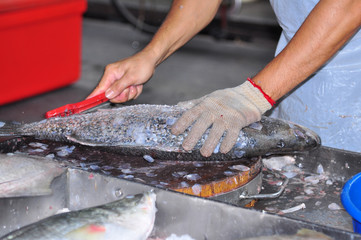 cleaning the fish scale in the market