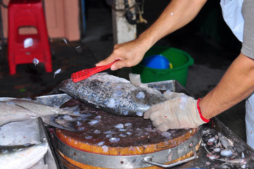 cleaning the fish scale in the market