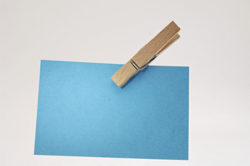 blauer Zettel mit Klammer