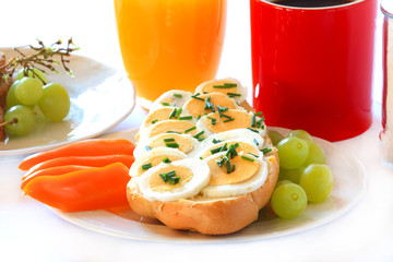 Frühstück mit Brötchen, Ei und Schnittlauch